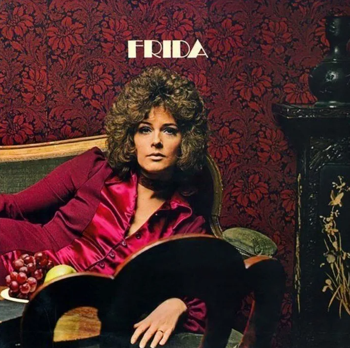  Uno de los discos como solista de Frida. 